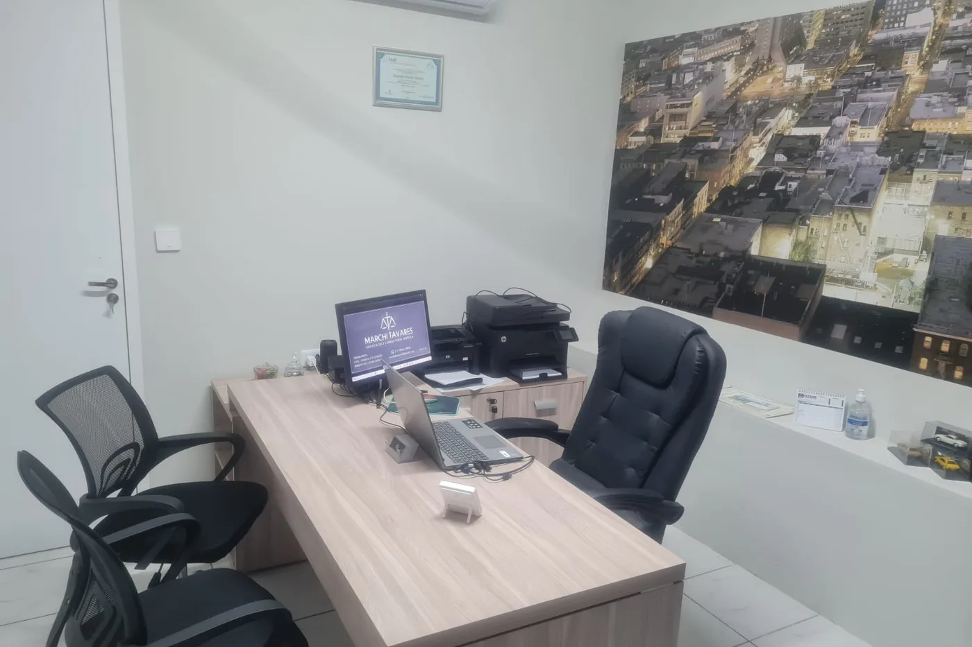 Sala de atendimento do escritório Marchi Tavares